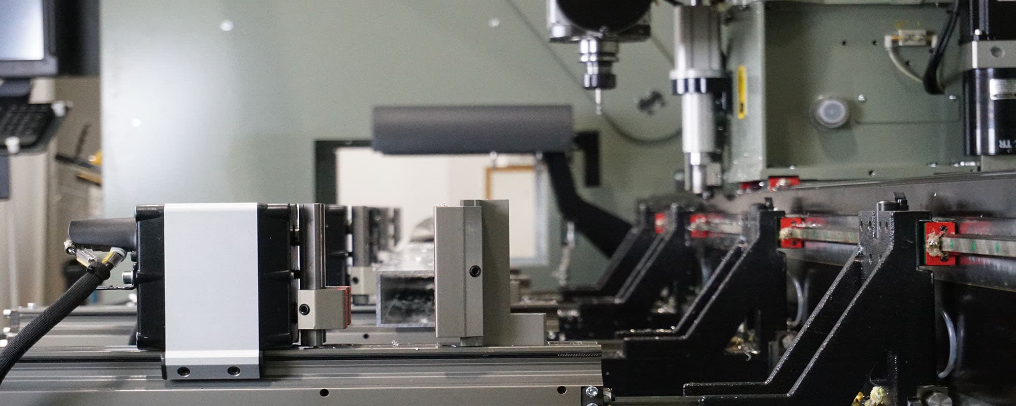 Starlight Sales Corp | Machinerie Emmegi pour extrusion d'aluminium